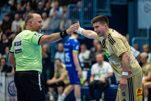 Daikin Handball Bundesliga, VfL Gummersbach - TSV Hannover Burgdorf, 28.03.2026 RenÄrs UÅ¡Äins (TSV Hannover-Burgdorf 10), beschwert sich beim Schiedrichter; Daikin Handball Bundesliga, VfL Gummersbach - TSV Hannover Burgdorf, 28.03.2026 Copyright: xBEAUTIFULxSPORTS Erlhofx