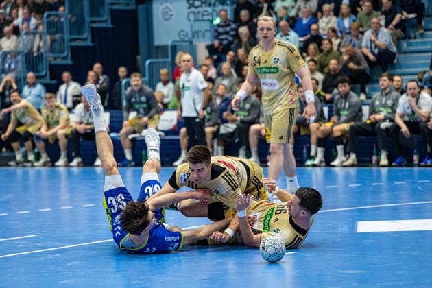 Daikin Handball Bundesliga, VfL Gummersbach - TSV Hannover Burgdorf, 28.03.2026 Miro Schluroff (VfL Gummersbach, 15), RenÄrs UÅ¡Äins (TSV Hannover-Burgdorf 10), Hannes Feise (TSV Hannover-Burgdorf 56), Justus Fischer (TSV Hannover-Burgdorf 54), ; Daikin Handball Bundesliga, VfL Gummersbach - TSV Hannover Burgdorf, 28.03.2026 Copyright: xBEAUTIFULxSPORTS Erlhofx