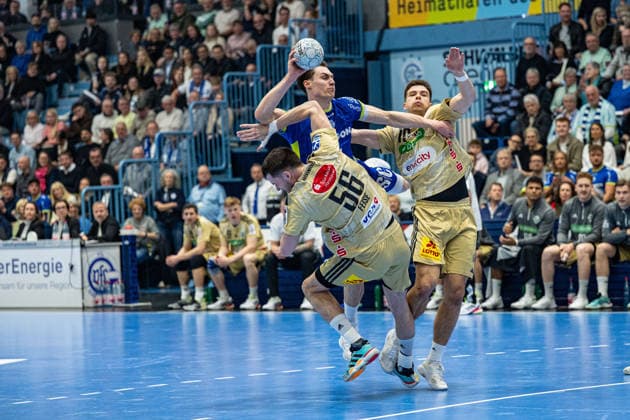Daikin Handball Bundesliga, VfL Gummersbach - TSV Hannover Burgdorf, 28.03.2026 Hannes Feise (TSV Hannover-Burgdorf 56), Miro Schluroff (VfL Gummersbach, 15), RenÄrs UÅ¡Äins (TSV Hannover-Burgdorf 10), ; Daikin Handball Bundesliga, VfL Gummersbach - TSV Hannover Burgdorf, 28.03.2026 Copyright: xBEAUTIFULxSPORTS Erlhofx