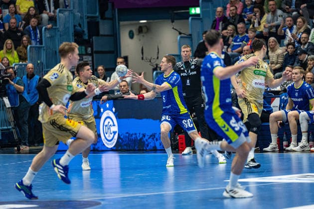 Daikin Handball Bundesliga, VfL Gummersbach - TSV Hannover Burgdorf, 28.03.2026 RenÄrs UÅ¡Äins (TSV Hannover-Burgdorf 10), Tilen Kodrin (VfL Gummersbach, 5), ; Daikin Handball Bundesliga, VfL Gummersbach - TSV Hannover Burgdorf, 28.03.2026 Copyright: xBEAUTIFULxSPORTS Erlhofx