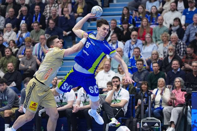 28.03.2026, xydrx, Handball, 1.HBL, VfL Gummersbach - TSV Hannover-Burgdorf, Schwalbe-Arena: Renars Uscins (TSV Hannover-Burgdorf 10) im Zweikampf gegen Miro Schluroff (VfL Gummersbach 15) Photo: xYannisxDreimannxPressefotoKochx Nordrhein-Westfahlen Deutschland