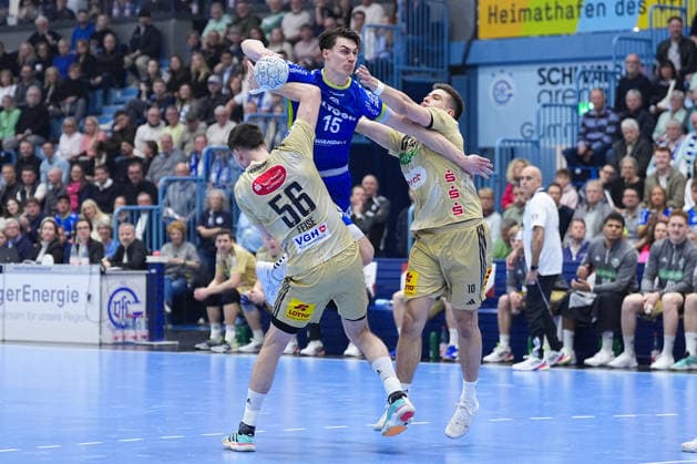 28.03.2026, xydrx, Handball, 1.HBL, VfL Gummersbach - TSV Hannover-Burgdorf, Schwalbe-Arena: Miro Schluroff (VfL Gummersbach 15) im Zweikampf gegen Hannes Feise (TSV Hannover-Burgdorf 56) und Renars Uscins (TSV Hannover-Burgdorf 10) Photo: xYannisxDreimannxPressefotoKochx Nordrhein-Westfahlen Deutschland