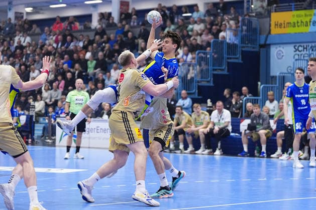 28.03.2026, xydrx, Handball, 1.HBL, VfL Gummersbach - TSV Hannover-Burgdorf, Schwalbe-Arena: Julian Koester (VfL Gummersbach 7) im Zweikampf gegen Justus Fischer (TSV Hannover-Burgdorf 54) und Hannes Feise (TSV Hannover-Burgdorf 56) Photo: xYannisxDreimannxPressefotoKochx Nordrhein-Westfahlen Deutschland