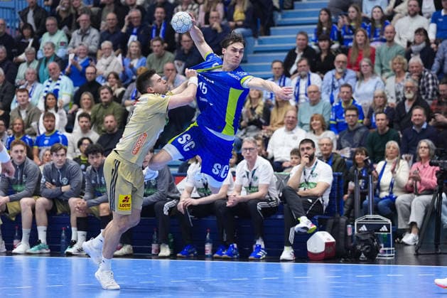 28.03.2026, xydrx, Handball, 1.HBL, VfL Gummersbach - TSV Hannover-Burgdorf, Schwalbe-Arena: Renars Uscins (TSV Hannover-Burgdorf 10) im Zweikampf gegen Miro Schluroff (VfL Gummersbach 15) Photo: xYannisxDreimannxPressefotoKochx Nordrhein-Westfahlen Deutschland