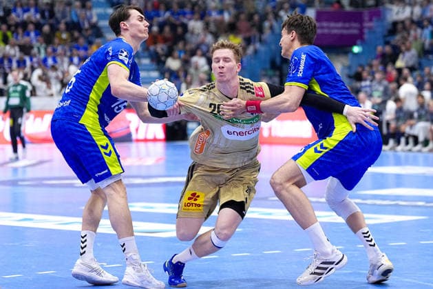 28.03.2026, xydrx, Handball, 1.HBL, VfL Gummersbach - TSV Hannover-Burgdorf, Schwalbe-Arena: Jonathan Edvardsson (TSV Hannover-Burgdorf 26) im Zweikampf gegen Miro Schluroff (VfL Gummersbach 15) und Julian Koester (VfL Gummersbach 7) Photo: xYannisxDreimannxPressefotoKochx Nordrhein-Westfahlen Deutschland