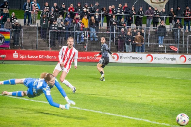 Deutschland: Fussball Google Pixel Frauen-Bundesliga 2025 2026 - 1.FC Köln vs Eintracht Frankfurt-22. Spieltag - Franz-Kremer-Stadion (Köln): beim Schuss Ilayda Acikgöz (Eintracht Frankfurt, 20) Celina Degen (1.FC Köln, 5) Irina Fuchs (1.FC Köln, 34) Copyright: xOrhanxHabashx