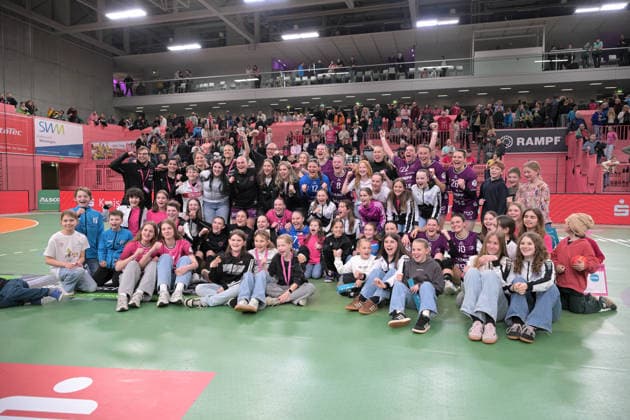Siegerfoto Gemeinsames Bild nach Spielende der TusSies TusSies Metzingen vs. FrischAuf Goeppingen , Handball, Alsco HBF, 21.Ligaspieltag, Saison 2025 2026, 28.03.2026 TusSies Metzingen vs. FrischAuf Goeppingen , Handball, Alsco HBF, 21.Ligaspieltag, Saison 2025 2026, 28.03.2026 Tuebingen Copyright: xEibner-Pressefoto TobiasxBaurx EP_TBR