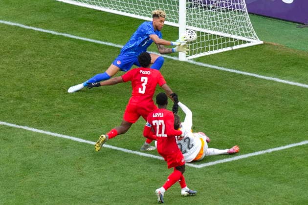 March 28, 2026, Toronto, On, CAN: Canada s goalkeeper Dayne St. Clair saves a shot from Iceland s Brynjofur Willumsson Willumsson during second half International Friendly, Länderspiel, Nationalmannschaft soccer action, in Toronto, on Saturday March 28, 2026. Dayne St. Clair; Brynjofur Willumsson Willumsson  - ZUMAc35_ 20260328_zaf_c35_032 Copyright: xChrisxYoungx
