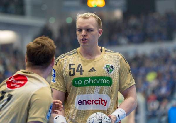 Justus Fischer (TSV Hannover-Burgdorf) im Gespräch mit August Pedersen (TSV Hannover-Burgdorf) VfL Gummersbach - TSV Hannover-Burgdorf, Handball Daikin HBL Handball Bundesliga, 26. Spieltag, 28.03.2026 Copyright: HMBxMedia xMarcoxBader