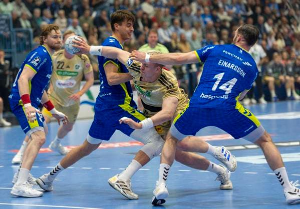 Julian Koester (VfL Gummersbach, 7) und Teitur Oern Einarsson (VfL Gummersbach, 14) halten Justus Fischer (TSV Hannover-Burgdorf) auf VfL Gummersbach - TSV Hannover-Burgdorf, Handball Daikin HBL Handball Bundesliga, 26. Spieltag, 28.03.2026 Copyright: HMBxMedia xMarcoxBader