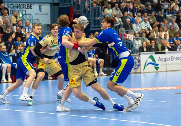 Julian Koester (VfL Gummersbach, 7) re. und Tom Kiesler (VfL Gummersbach, 30) halten Marian Michalczik (TSV Hannover-Burgdorf) auf VfL Gummersbach - TSV Hannover-Burgdorf, Handball Daikin HBL Handball Bundesliga, 26. Spieltag, 28.03.2026 Copyright: HMBxMedia xMarcoxBader
