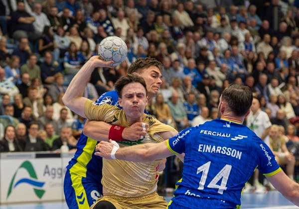 Teitur Oern Einarsson (VfL Gummersbach, 14) re. und Stepan Zeman (VfL Gummersbach, 66) li. halten Leif Tissier (TSV Hannover-Burgdorf) auf VfL Gummersbach - TSV Hannover-Burgdorf, Handball Daikin HBL Handball Bundesliga, 26. Spieltag, 28.03.2026 Copyright: HMBxMedia xMarcoxBader