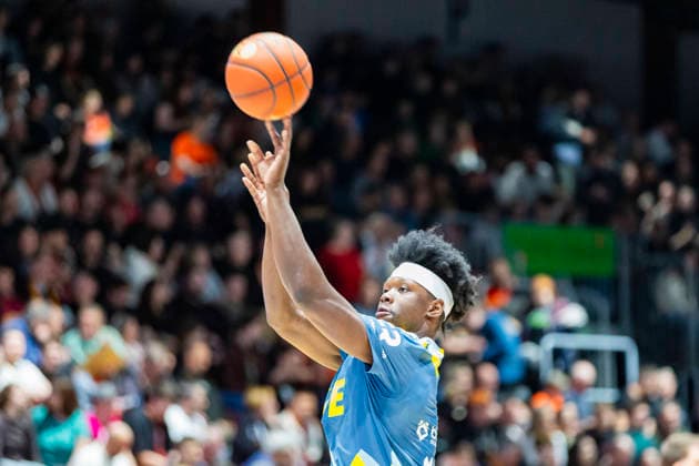 28.03.2026, xomx, Basketball easyCredit BBL Bundesliga, NINERS Chemnitz - EWE Baskets Oldenburg v.l. Brian Fobbs (EWE Baskets Oldenburg) am Ball. Aufwaermen Chemnitz
