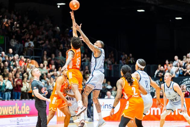 28.03.2026, xomx, Basketball easyCredit BBL Bundesliga, NINERS Chemnitz - EWE Baskets Oldenburg v.l. Roman Bedime (Niners Chemnitz) und Michale Kyser (EWE Baskets Oldenburg) im Zweikampf am Ball. Chemnitz