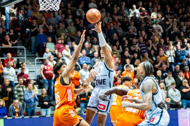 28.03.2026, xomx, Basketball easyCredit BBL Bundesliga, NINERS Chemnitz - EWE Baskets Oldenburg v.l. Roman Bedime (Niners Chemnitz) und Nicholas Tischler (EWE Baskets Oldenburg) im Zweikampf am Ball Chemnitz
