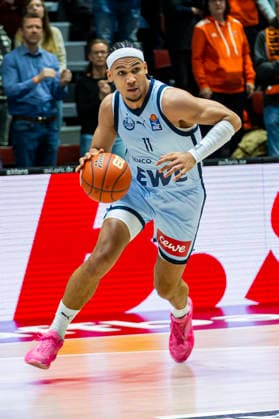 28.03.2026, xomx, Basketball easyCredit BBL Bundesliga, NINERS Chemnitz - EWE Baskets Oldenburg v.l. Nicholas Tischler (EWE Baskets Oldenburg) am Ball. Einzelbild, Freisteller, Chemnitz
