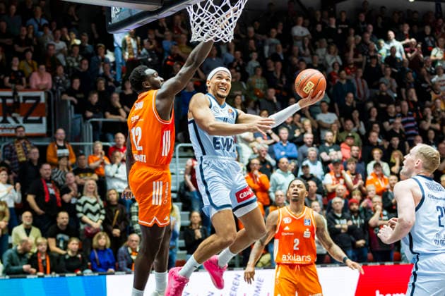 Sport Bilder des Tages 28.03.2026, xomx, Basketball easyCredit BBL Bundesliga, NINERS Chemnitz - EWE Baskets Oldenburg v.l. Amadou Sow (Niners Chemnitz) und Nicholas Tischler (EWE Baskets Oldenburg) im Zweikampf am Ball. Chemnitz