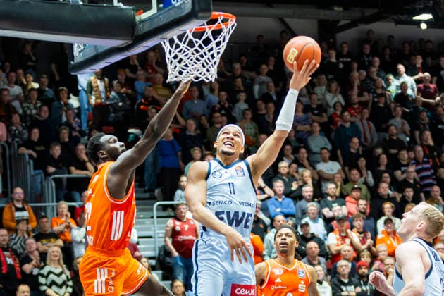 28.03.2026, xomx, Basketball easyCredit BBL Bundesliga, NINERS Chemnitz - EWE Baskets Oldenburg v.l. Amadou Sow (Niners Chemnitz) und Nicholas Tischler (EWE Baskets Oldenburg) im Zweikampf am Ball. Chemnitz