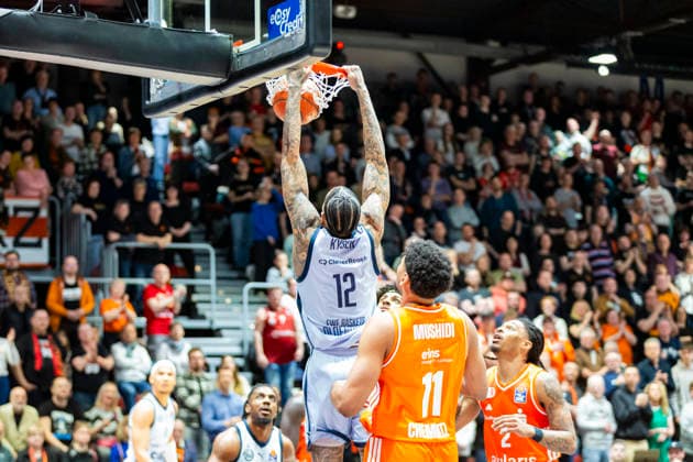 28.03.2026, xomx, Basketball easyCredit BBL Bundesliga, NINERS Chemnitz - EWE Baskets Oldenburg v.l. Michale Kyser (EWE Baskets Oldenburg) am Ball. Kostja Mushidi (Niners Chemnitz) Chemnitz
