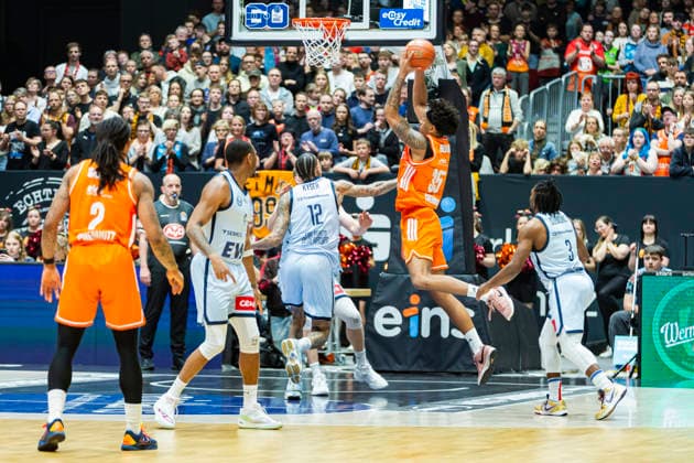 28.03.2026, xomx, Basketball easyCredit BBL Bundesliga, NINERS Chemnitz - EWE Baskets Oldenburg v.l. Roman Bedime (Niners Chemnitz) am Ball. Michale Kyser (EWE Baskets Oldenburg) Chemnitz