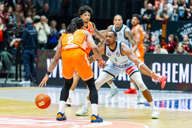 28.03.2026, xomx, Basketball easyCredit BBL Bundesliga, NINERS Chemnitz - EWE Baskets Oldenburg v.l. Nike Sibande (Niners Chemnitz) und Kyle Lofton (EWE Baskets Oldenburg) im Zweikampf am Ball Chemnitz