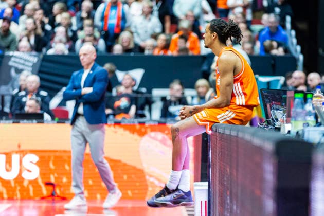 28.03.2026, xomx, Basketball easyCredit BBL Bundesliga, NINERS Chemnitz - EWE Baskets Oldenburg v.l. Rodrigo Pastore (Niners Chemnitz Trainer) und Kevin Yebo (Niners Chemnitz) Chemnitz