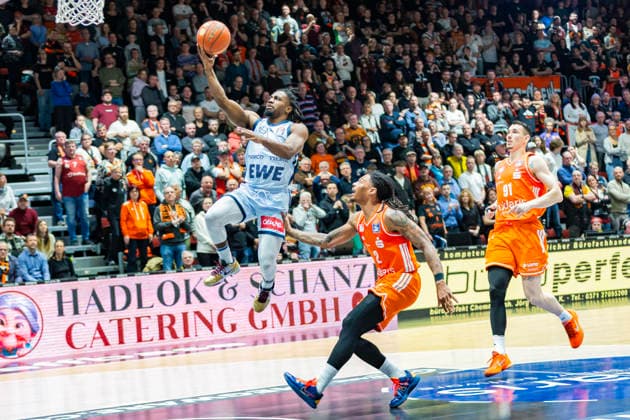 28.03.2026, xomx, Basketball easyCredit BBL Bundesliga, NINERS Chemnitz - EWE Baskets Oldenburg v.l. Chris Clemons (EWE Baskets Oldenburg) am Ball Nike Sibande (Niners Chemnitz) Chemnitz