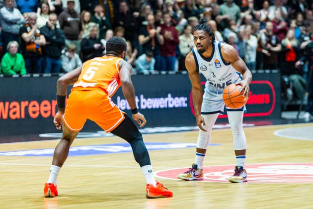 28.03.2026, xomx, Basketball easyCredit BBL Bundesliga, NINERS Chemnitz - EWE Baskets Oldenburg v.l. Corey Davis Jr. (Niners Chemnitz) und Chris Clemons (EWE Baskets Oldenburg) im Zweikampf am Ball. Chemnitz
