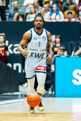 28.03.2026, xomx, Basketball easyCredit BBL Bundesliga, NINERS Chemnitz - EWE Baskets Oldenburg v.l. Chris Clemons (EWE Baskets Oldenburg) am Ball. Einzelbild, Freisteller, Chemnitz