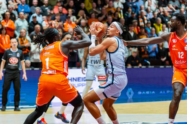 28.03.2026, xomx, Basketball easyCredit BBL Bundesliga, NINERS Chemnitz - EWE Baskets Oldenburg v.l. Nicholas Tischler (EWE Baskets Oldenburg) am Ball. Aher Uguak (Niners Chemnitz) Chemnitz