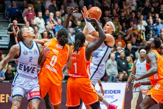 28.03.2026, xomx, Basketball easyCredit BBL Bundesliga, NINERS Chemnitz - EWE Baskets Oldenburg v.l. Nicholas Tischler (EWE Baskets Oldenburg) am Ball. Aher Uguak (Niners Chemnitz) Chemnitz