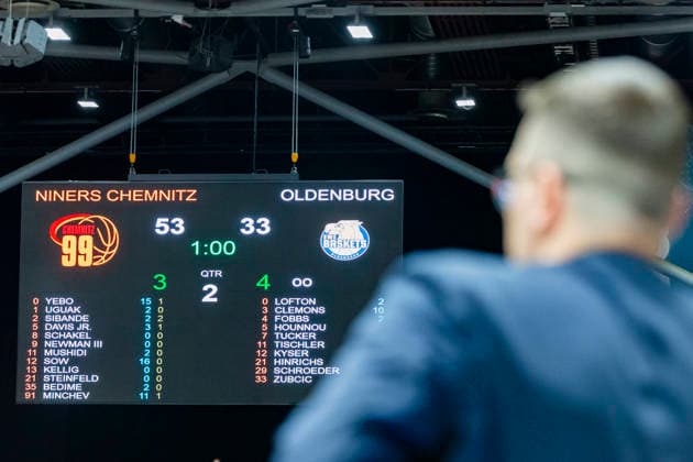 28.03.2026, xomx, Basketball easyCredit BBL Bundesliga, NINERS Chemnitz - EWE Baskets Oldenburg v.l. Lazar Spasic (EWE Baskets Oldenburg Headcoach Trainer). Zur Halbzeit fuehren die Chemnitzer deutlich. Anzeigetafel. Chemnitz