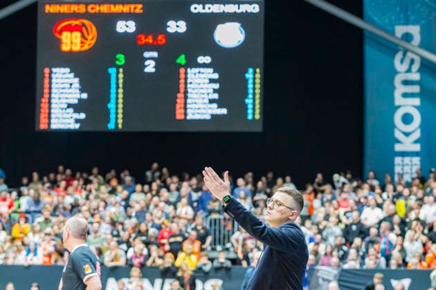 28.03.2026, xomx, Basketball easyCredit BBL Bundesliga, NINERS Chemnitz - EWE Baskets Oldenburg v.l. Lazar Spasic (EWE Baskets Oldenburg Headcoach Trainer). Zur Halbzeit fuehren die Chemnitzer deutlich. Anzeigetafel. Chemnitz