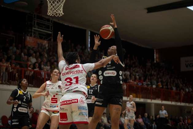 Oceane Noemie Monpierre ( Nr 31 Panthers), Alyssa Brown (Nr 44 Luchse) - GiroLive Panthers Osnabrück 59:81 TK Hannover Luchse - 1. DBBL 22. Spieltag 28.03.2026 GiroLive Panthers Osnabrück gegen TK Hannover Luchse