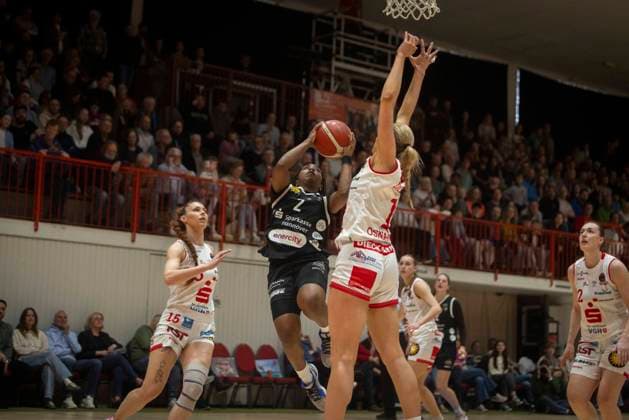 Milica Cuic ( Nr 15 panthers), Lashae Dwyer ( Nr 2 Luchse) , Kennedy Dickie (Nr 1 panthers) - GiroLive Panthers Osnabrück 59:81 TK Hannover Luchse - 1. DBBL 22. Spieltag 28.03.2026 GiroLive Panthers Osnabrück gegen TK Hannover Luchse
