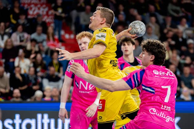 Krefeld, 28.03.2026, Handball, Herren, 2. Bundesliga, 25. Spieltag, 2025 2026: HSG Krefeld Niederrhein Bayer Dormagen Falk Kolodziej (HSG Krefeld Niederrhein, 5) beim Torwurf Krefeld Yayla Arena NRW Germany