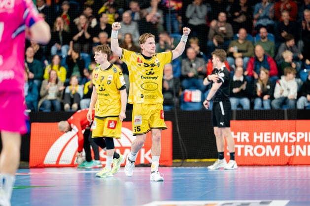 Krefeld, 28.03.2026, Handball, Herren, 2. Bundesliga, 25. Spieltag, 2025 2026: HSG Krefeld Niederrhein Bayer Dormagen Niklas Ingenpaß (HSG Krefeld Niederrhein, 55) jubelt nach einer Parade von Pau Guitart (HSG Krefeld Niederrhein Niederrhein, 12) Krefeld Yayla Arena NRW Germany