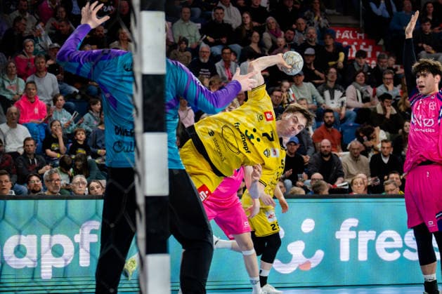 Krefeld, 28.03.2026, Handball, Herren, 2. Bundesliga, 25. Spieltag, 2025 2026: HSG Krefeld Niederrhein Bayer Dormagen Marvin Kix (HSG Krefeld Niederrhein, 7) beim Torwurf Krefeld Yayla Arena NRW Germany