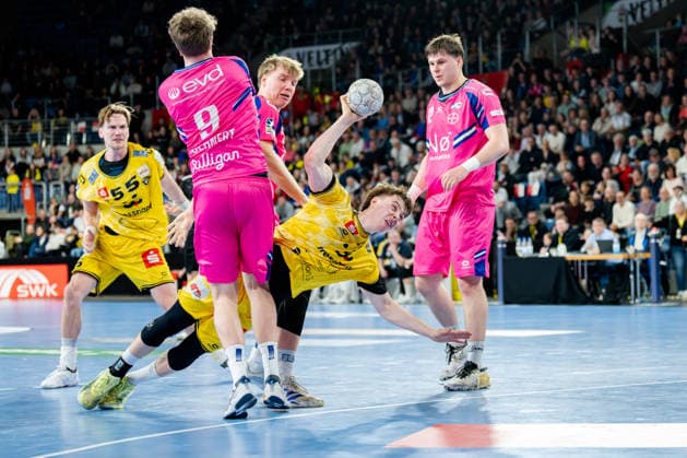 Krefeld, 28.03.2026, Handball, Herren, 2. Bundesliga, 25. Spieltag, 2025 2026: HSG Krefeld Niederrhein Bayer Dormagen Marvin Kix (HSG Krefeld Niederrhein, 7) im Zweikampf mit Florian Boehnert (TSV Bayer Dormagen, 9) Krefeld Yayla Arena NRW Germany