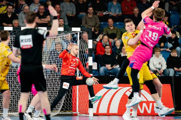 Krefeld, 28.03.2026, Handball, Herren, 2. Bundesliga, 25. Spieltag, 2025 2026: HSG Krefeld Niederrhein Bayer Dormagen Pau Guitart (HSG Krefeld Niederrhein Niederrhein, 12) mit einer Parade gegen Finn Schroven (TSV Bayer Dormagen, 19) Krefeld Yayla Arena NRW Germany