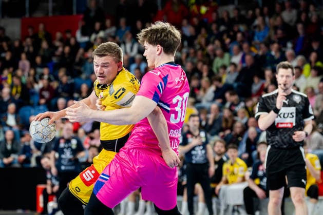 Krefeld, 28.03.2026, Handball, Herren, 2. Bundesliga, 25. Spieltag, 2025 2026: HSG Krefeld Niederrhein Bayer Dormagen Falk Kolodziej (HSG Krefeld Niederrhein, 5) im Zweikampf mit Julius Bahns (TSV Bayer Dormagen, 30) Krefeld Yayla Arena NRW Germany