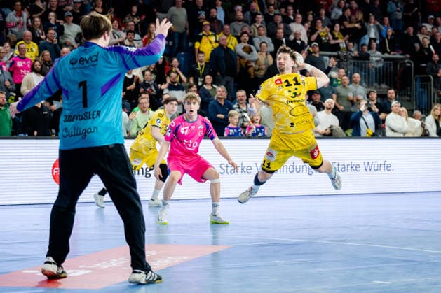 Krefeld, 28.03.2026, Handball, Herren, 2. Bundesliga, 25. Spieltag, 2025 2026: HSG Krefeld Niederrhein Bayer Dormagen Lucas Schneider (HSG Krefeld Niederrhein, 11) beim Torwurf gegen Louis Oberosler (TSV Bayer Dormagen, 1) Krefeld Yayla Arena NRW Germany