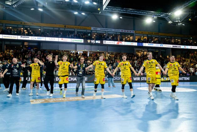 Krefeld, 28.03.2026, Handball, Herren, 2. Bundesliga, 25. Spieltag, 2025 2026: HSG Krefeld Niederrhein Bayer Dormagen Die Krefeld Mannschaft feiert den Sieg mit dem Publikum Krefeld Yayla Arena NRW Germany