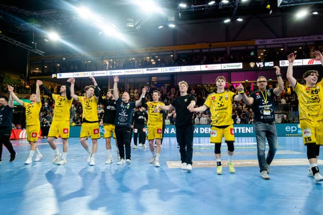 Krefeld, 28.03.2026, Handball, Herren, 2. Bundesliga, 25. Spieltag, 2025 2026: HSG Krefeld Niederrhein Bayer Dormagen Die Krefeld Mannschaft feiert den Sieg mit dem Publikum Krefeld Yayla Arena NRW Germany