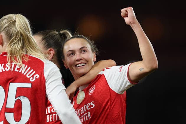 Arsenal v Tottenham Hotspur - Barclays Women s Super League Caitlin Foord of Arsenal celebrates while being hugged after scoring during the Barclays FA Women s Super League match between Arsenal and Tottenham Hotspur at the Emirates Stadium in London, on March 28, 2026. London Greater London United Kingdom  Copyright: xMIxNewsx originalFilename:fletcher-arsenalv260328_npoZg.jpg