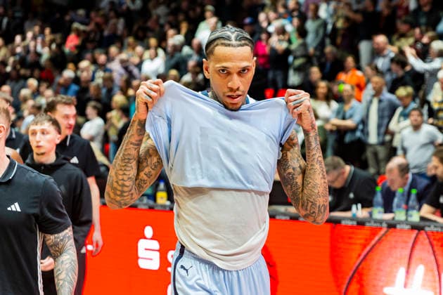 28.03.2026, xomx, Basketball easyCredit BBL Bundesliga, NINERS Chemnitz - EWE Baskets Oldenburg v.l. Das Spiel ist vorbei. Die Oldenburgerverlieren mit 95:85 in der Karl-Marx-Stadt. Michale Kyser (EWE Baskets Oldenburg) Chemnitz