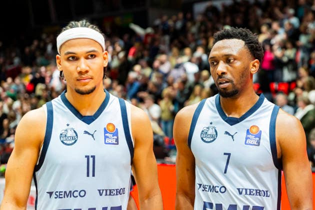 28.03.2026, xomx, Basketball easyCredit BBL Bundesliga, NINERS Chemnitz - EWE Baskets Oldenburg v.l. Das Spiel ist vorbei. Die Oldenburgerverlieren mit 95:85 in der Karl-Marx-Stadt. Nicholas Tischler (EWE Baskets Oldenburg) und Dakarai Tucker (EWE Baskets Oldenburg) Chemnitz
