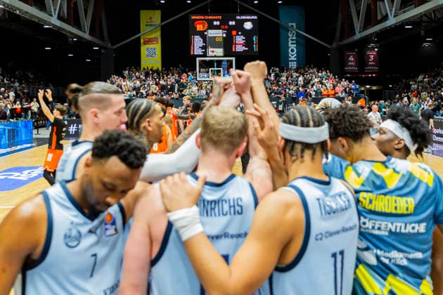 28.03.2026, xomx, Basketball easyCredit BBL Bundesliga, NINERS Chemnitz - EWE Baskets Oldenburg v.l. Das Spiel ist vorbei. Die Oldenburgerverlieren mit 95:85 in der Karl-Marx-Stadt. Chemnitz