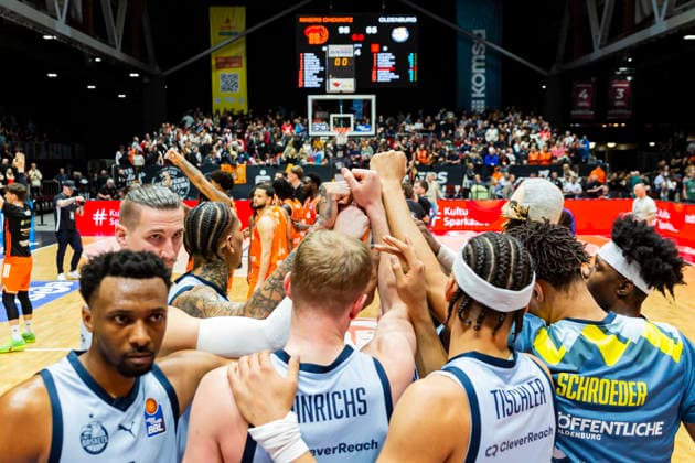 28.03.2026, xomx, Basketball easyCredit BBL Bundesliga, NINERS Chemnitz - EWE Baskets Oldenburg v.l. Das Spiel ist vorbei. Die Oldenburgerverlieren mit 95:85 in der Karl-Marx-Stadt. Chemnitz