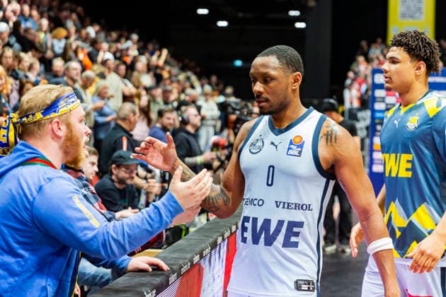 28.03.2026, xomx, Basketball easyCredit BBL Bundesliga, NINERS Chemnitz - EWE Baskets Oldenburg v.l. Das Spiel ist vorbei. Die Oldenburgerverlieren mit 95:85 in der Karl-Marx-Stadt. Kyle Lofton (EWE Baskets Oldenburg) Chemnitz
